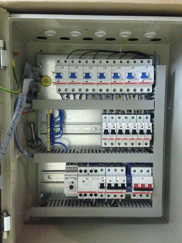 Шкаф управления системой кабельного обогрева